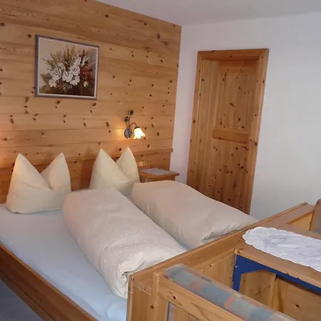 Haus Bergfrieden 호텔 3*