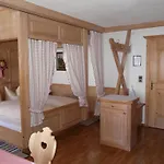 Hotel Haus Bergfrieden Bach (Tyrol)