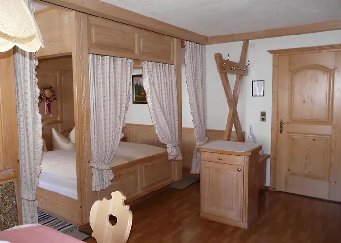 Hotel Haus Bergfrieden Bach (Tyrol)