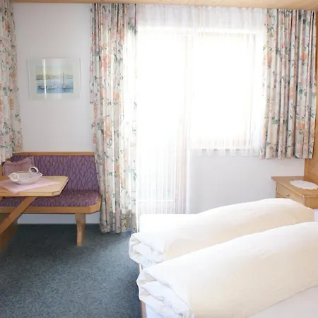 Hotel Haus Bergfrieden Bach (Tyrol)