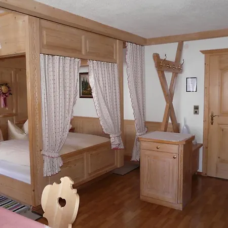 Hotel Haus Bergfrieden Bach (Tyrol)