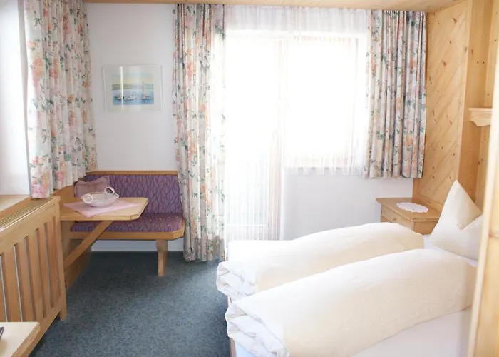 Hotel Haus Bergfrieden Bach (Tyrol)