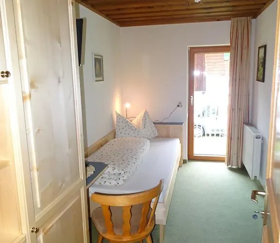 Hotel Haus Bergfrieden Bach (Tyrol)